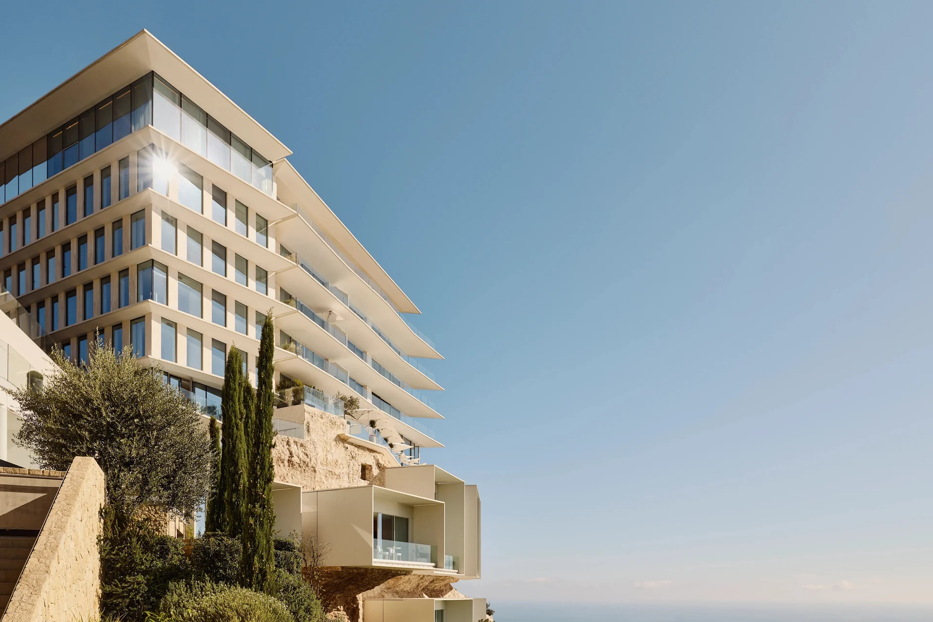 Architecture contemporaine, terrasses et cyprès sur les hauteurs de la Riviera