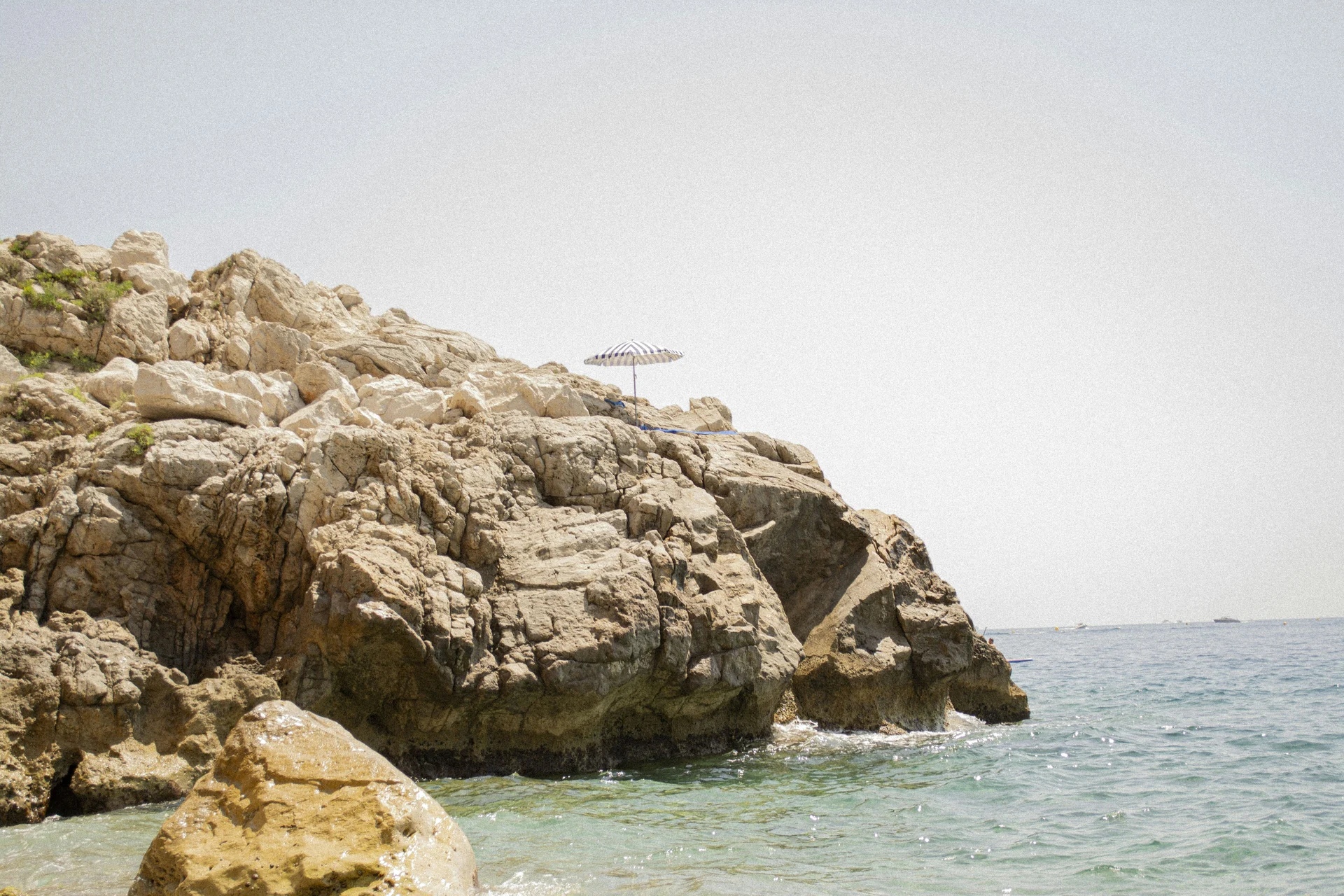 Roches claires et eau transparente dans les criques du Cap Estel à Èze