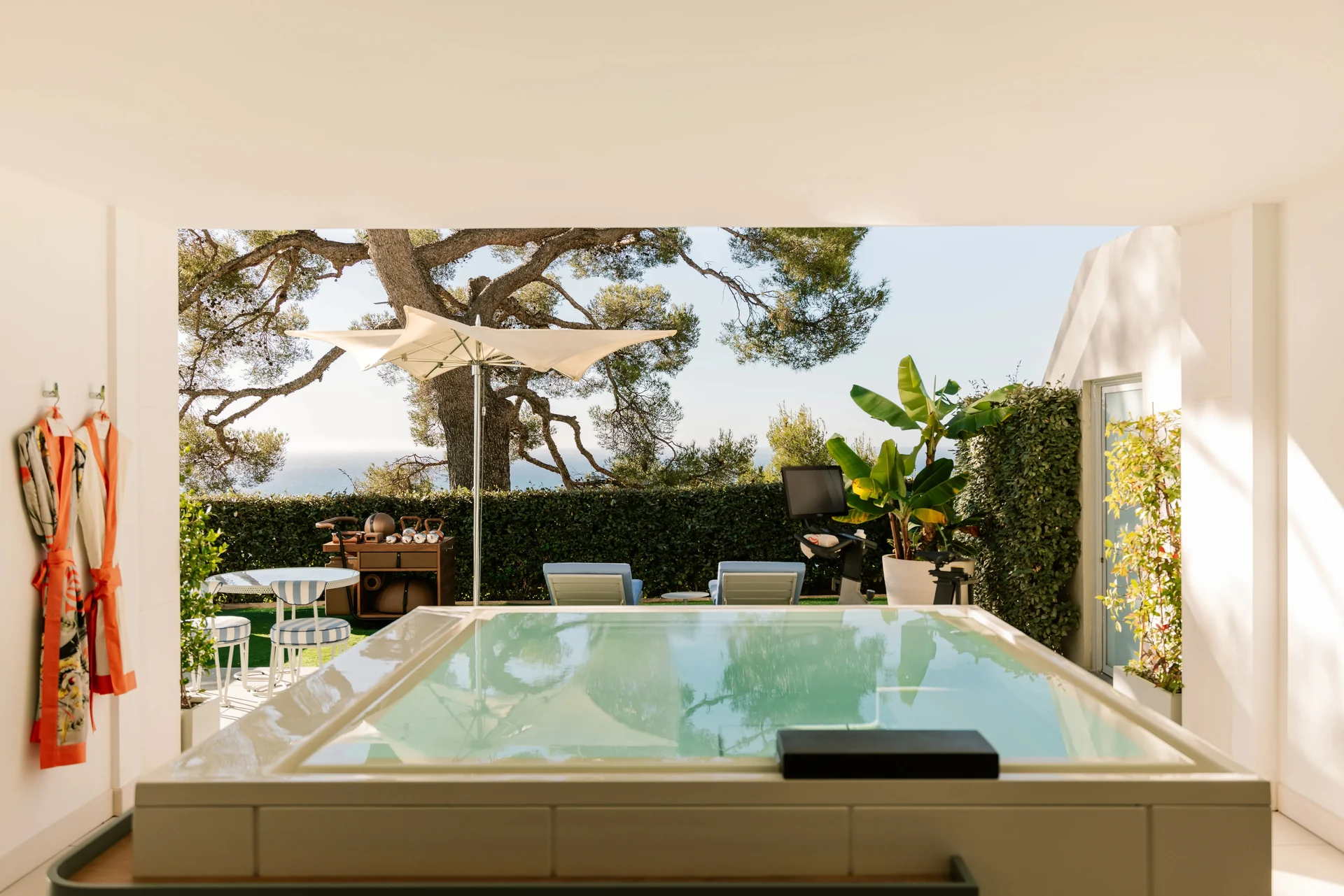 Bassin privé et jardin méditerranéen à l’ombre des pins