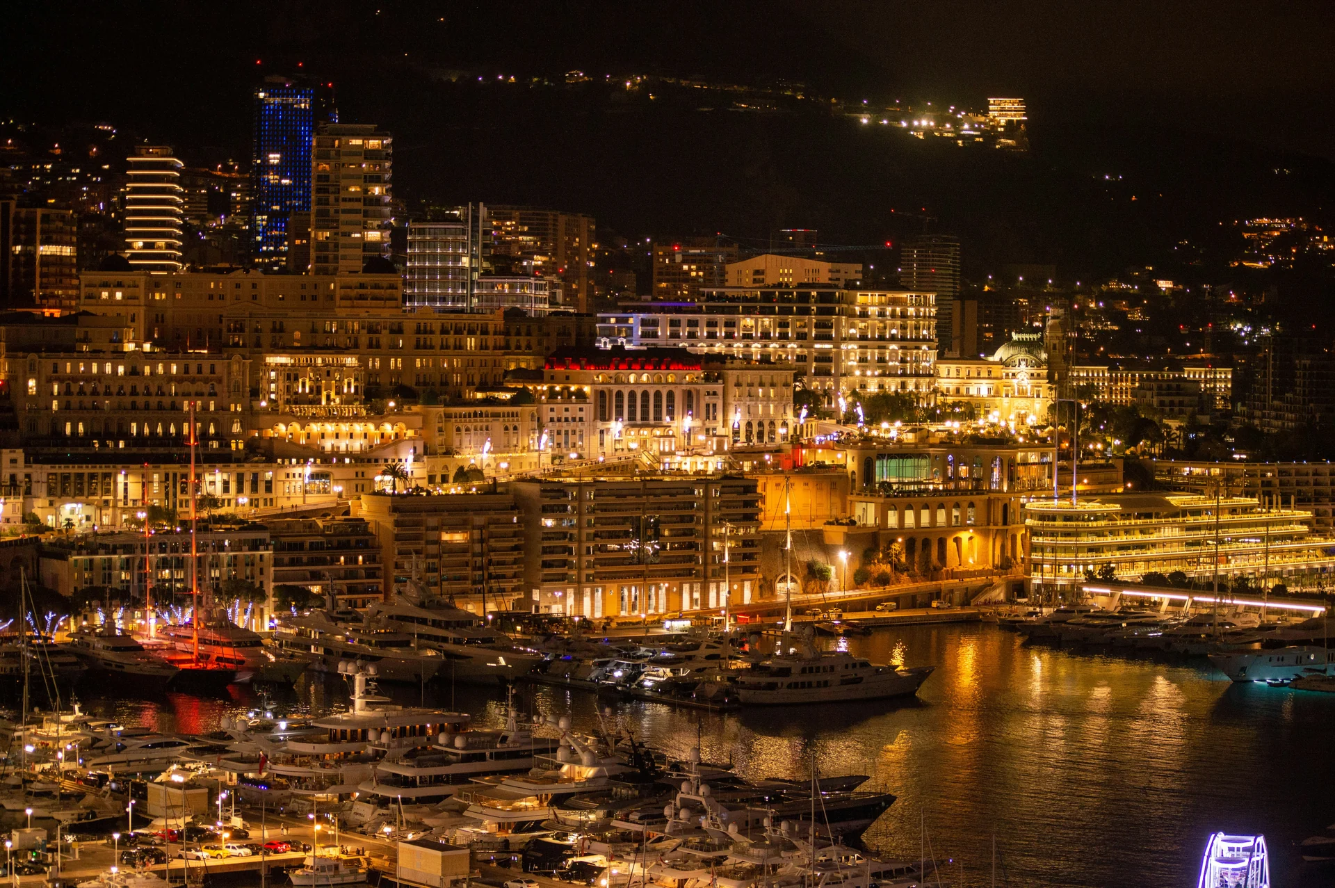 Monaco la nuit, les lumières du littoral et leurs reflets dans le port