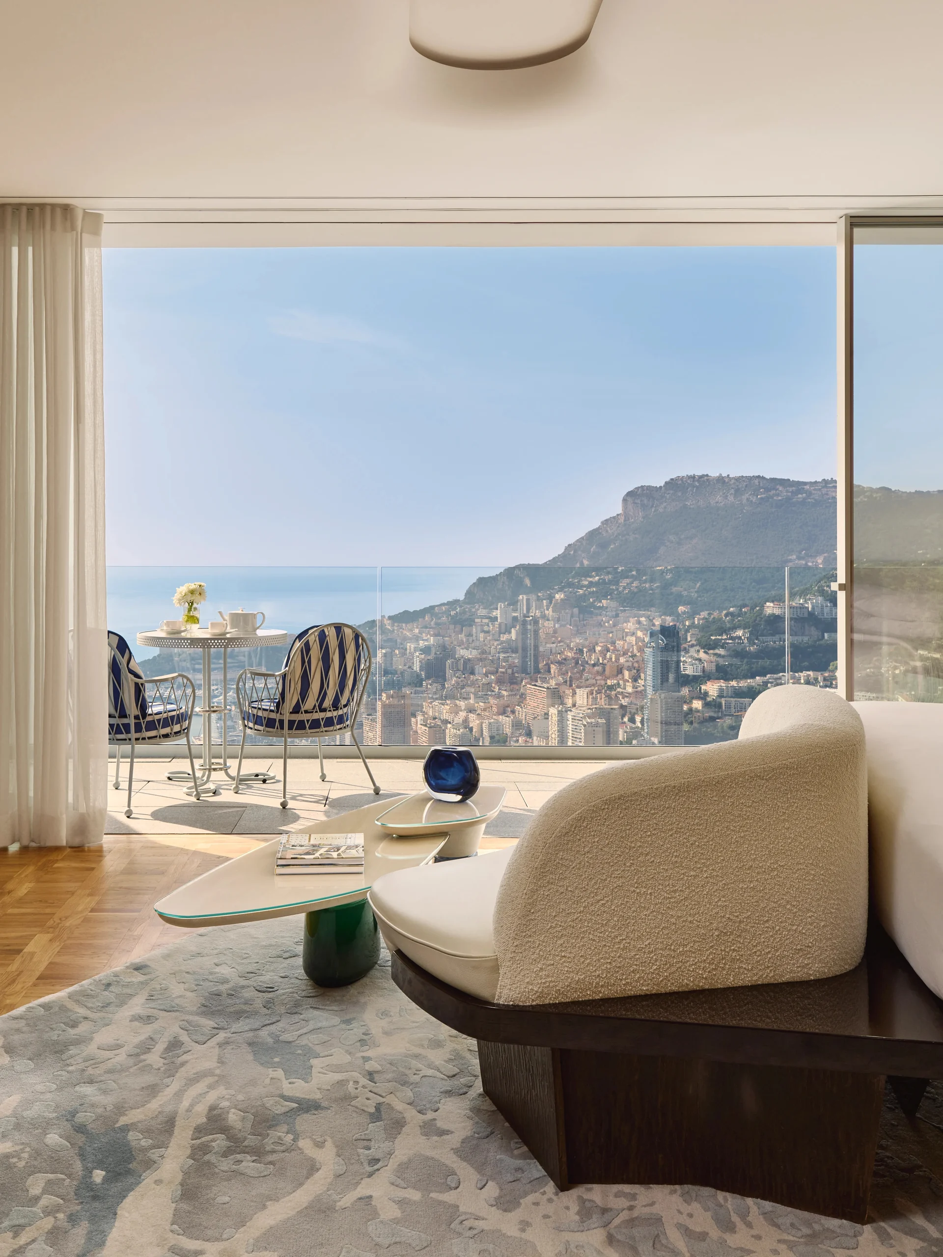 Intérieur ivoire, terrasse bleu et blanc et vue sur Monaco