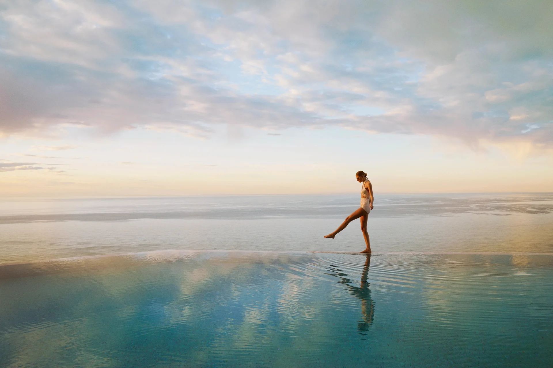 Piscine à débordement face à la mer et aux lumières du matin