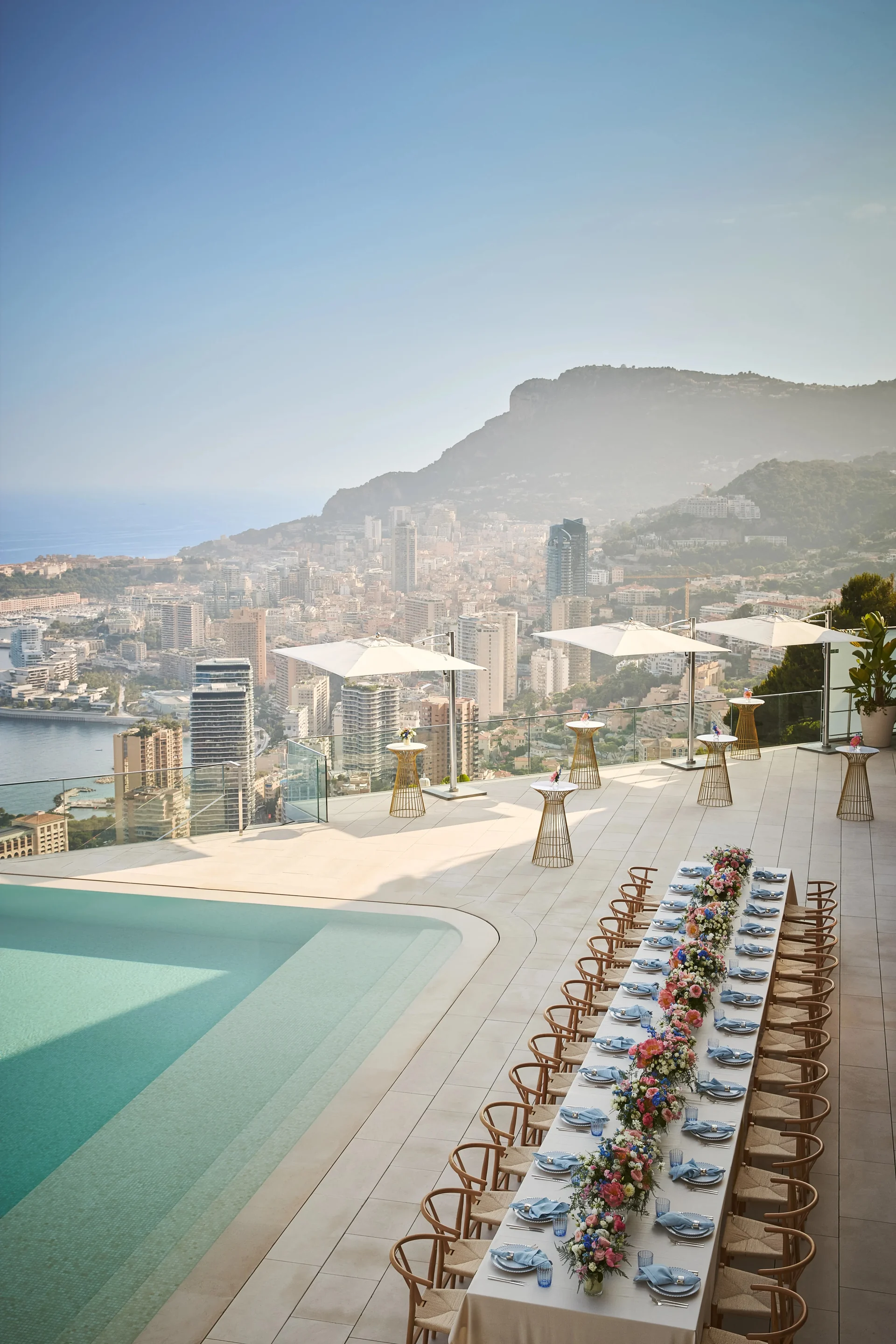 Réception privée sur une terrasse dominant Monaco et le littoral