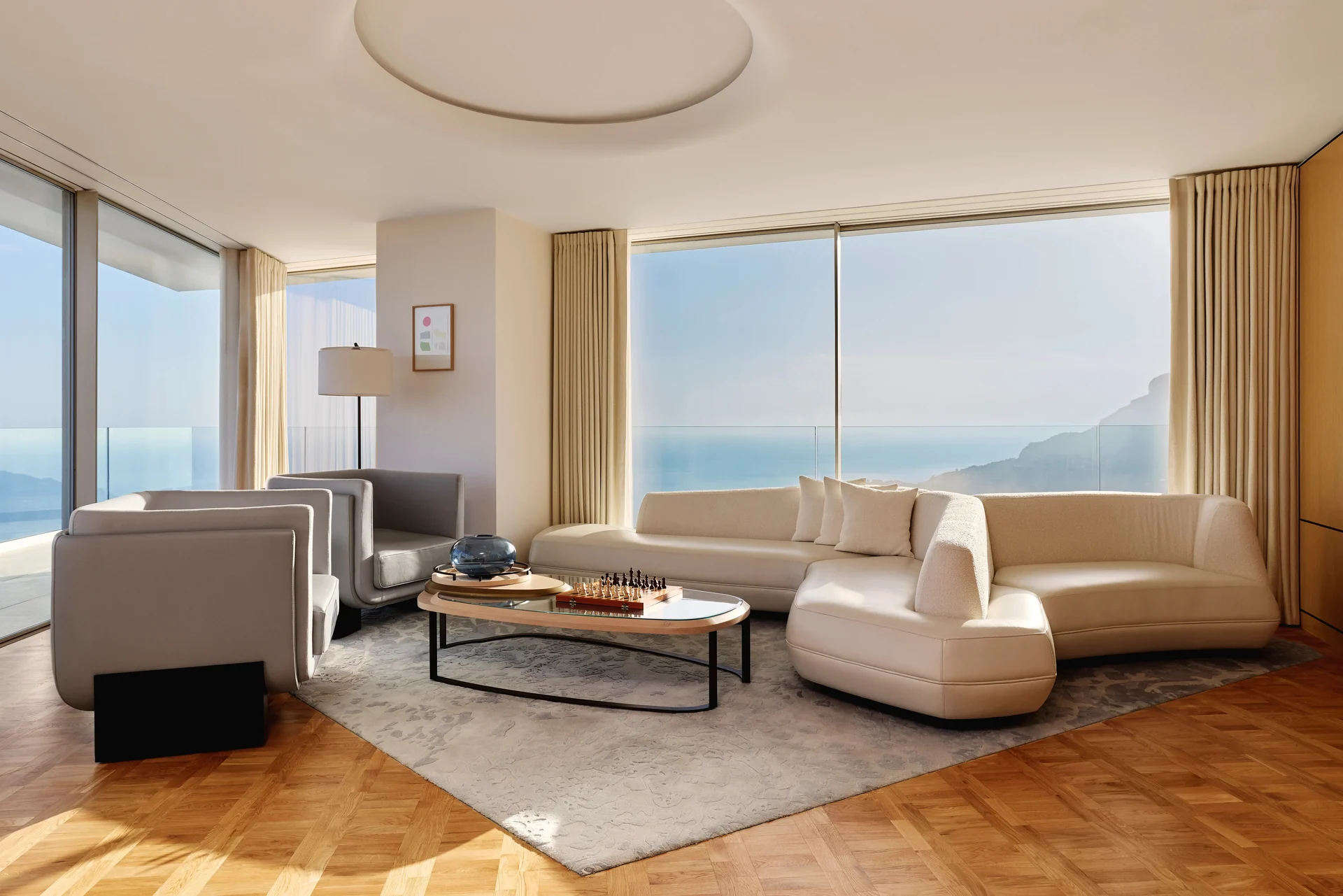 Grand salon privé, matières naturelles et baie vitrée sur la mer
