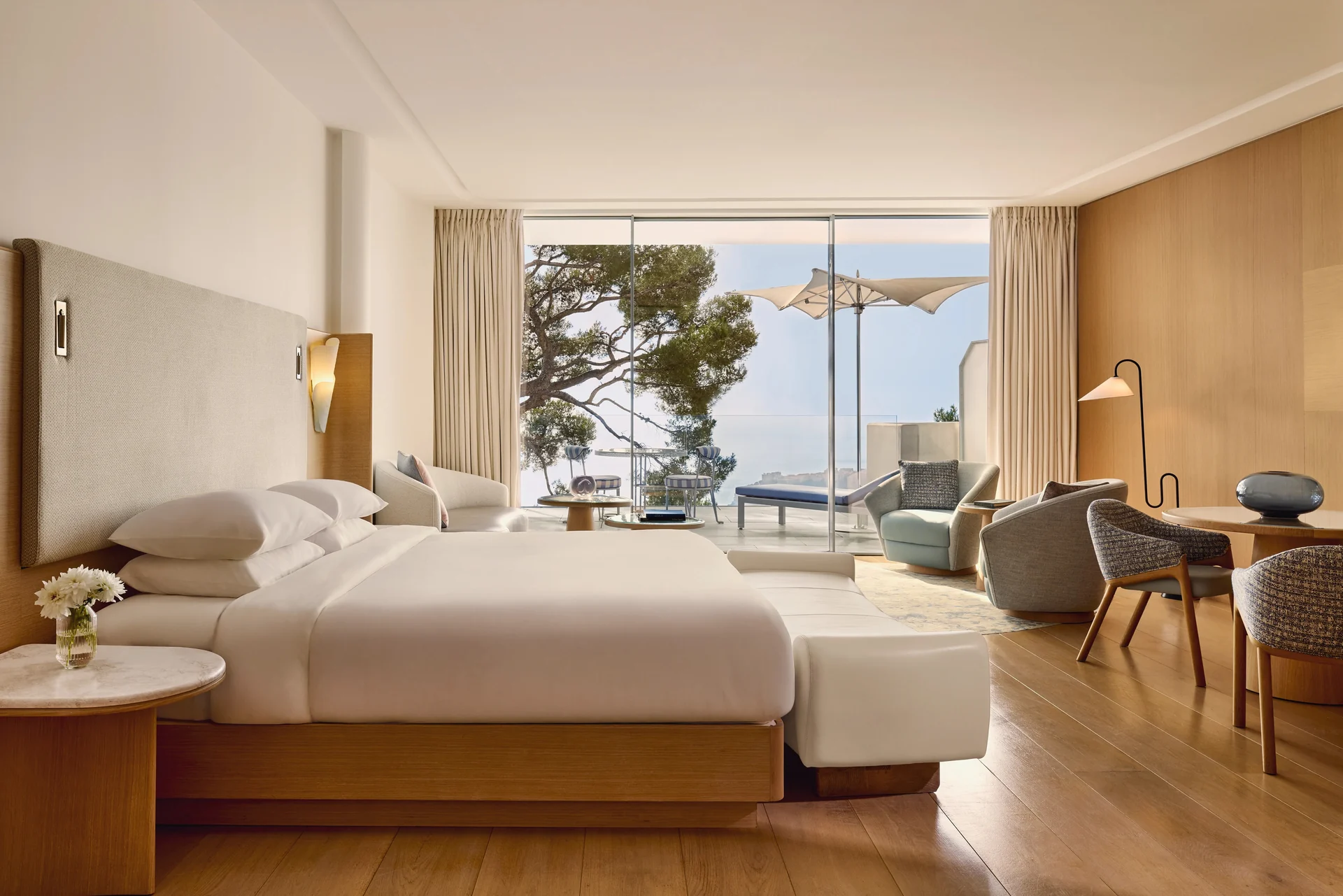 Suite lumineuse, terrasse privée et pin parasol face à la mer