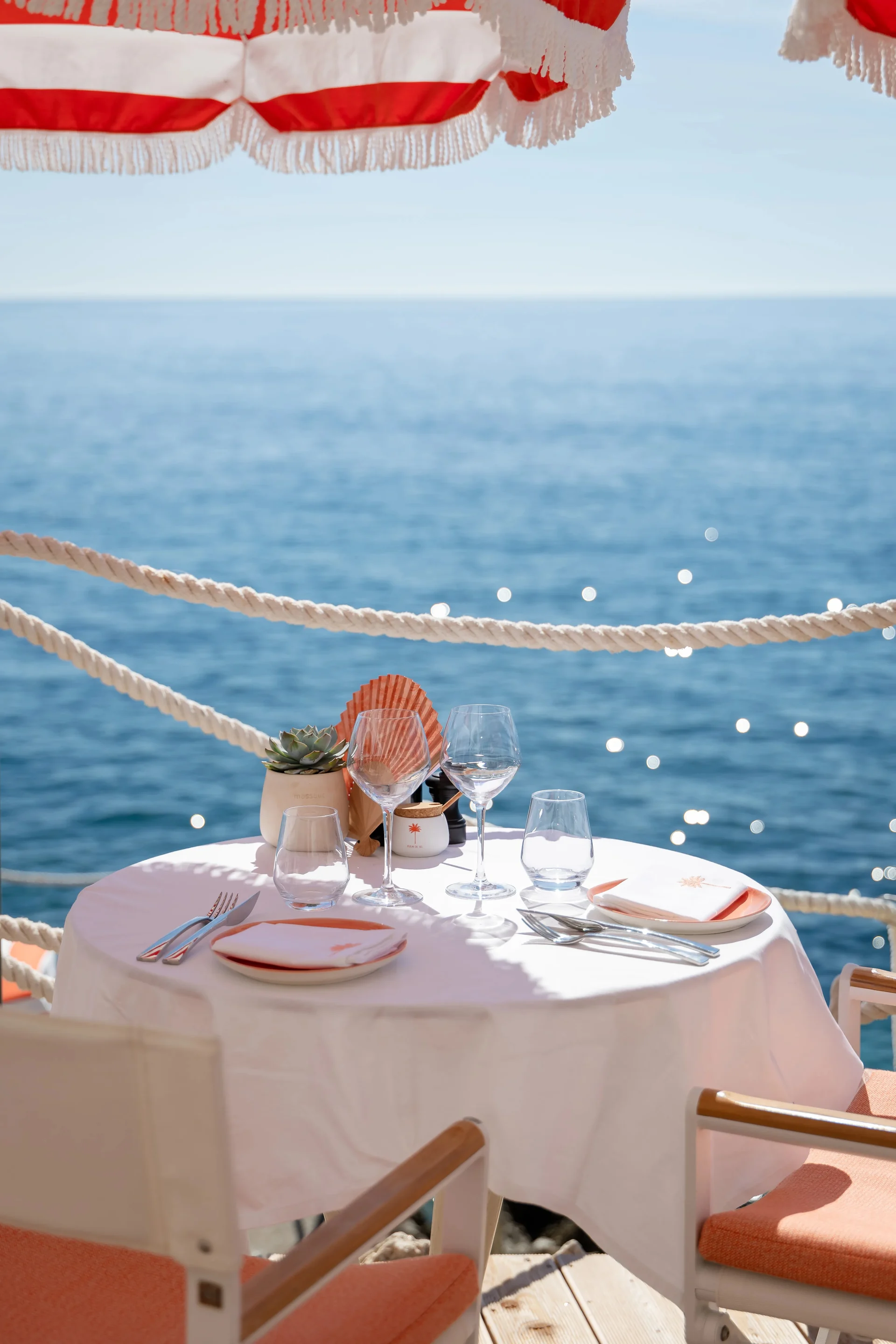 Table dressée au bord de l’eau sur la Côte d’Azur