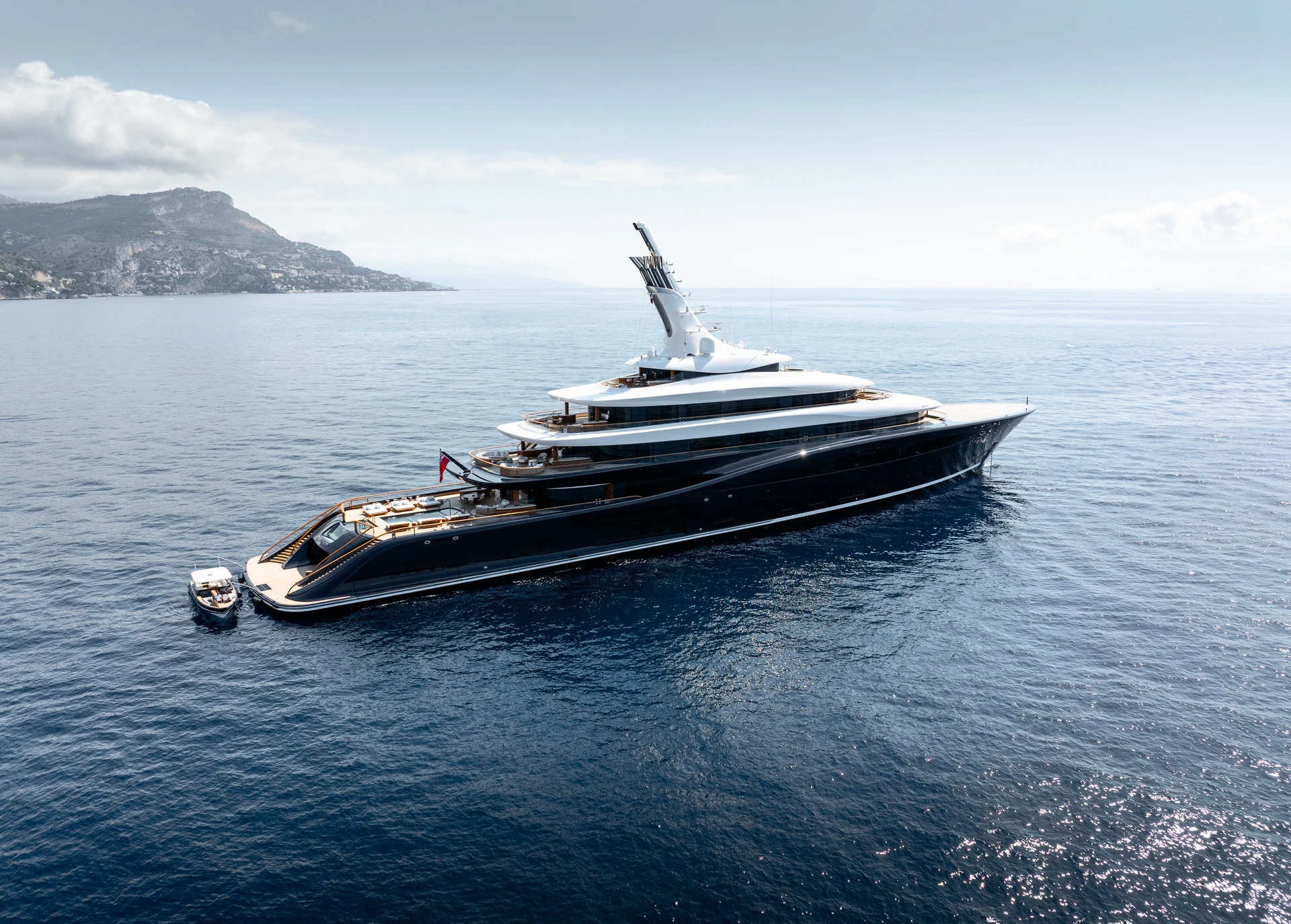 Superyacht Breakthrough au large du littoral, photographie Feadship